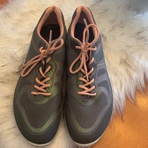 Ecco Biom Fjuel low top lace sneaker (size 9, European 40)